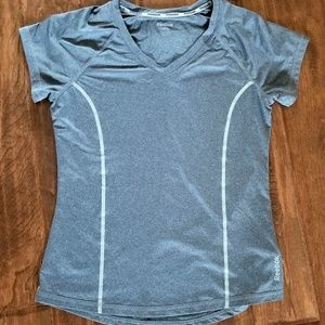 Reebok V-Neck Athletic Top Size Small